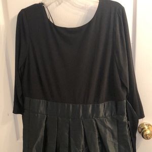 SLNY Black & Green Long-Sleeved Holiday Gown